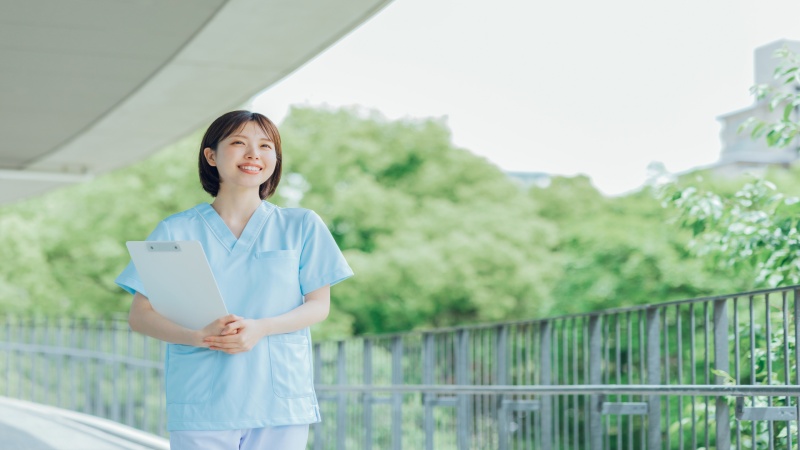 地方で新しい生活を始めることを考える女性看護師のイメージ
