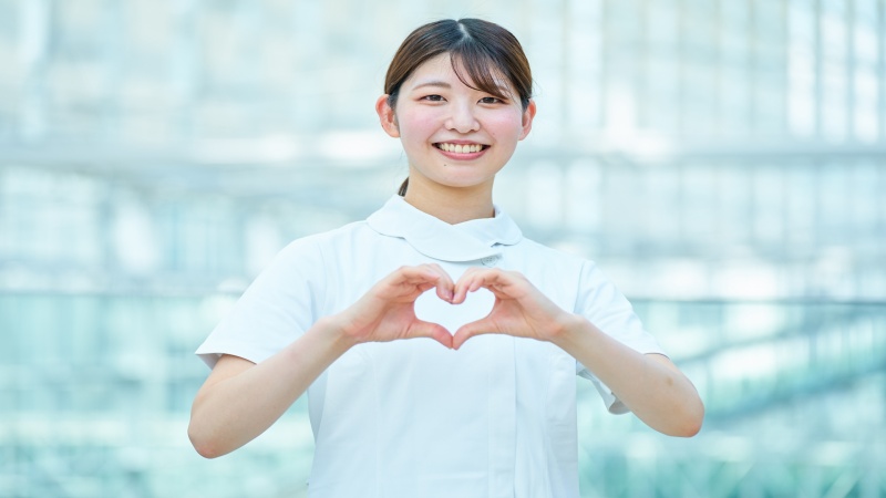 面接で前向きな転職理由を伝える女性看護師のイメージ