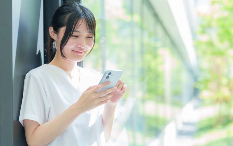 履歴書に貼る証明写真を確認する女性看護師のイメージ