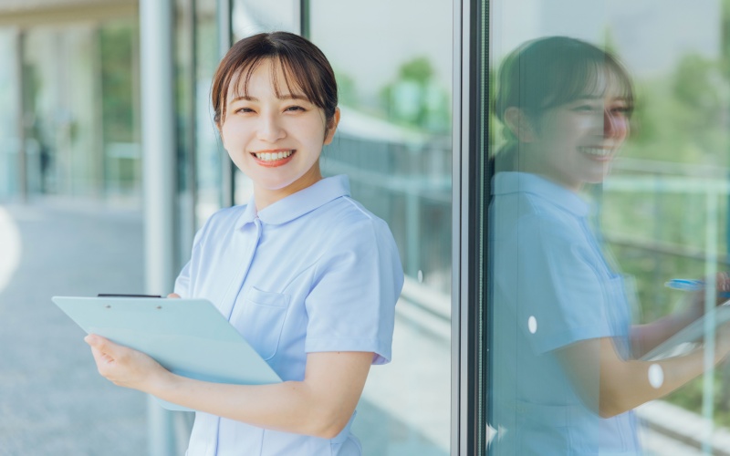 転職用履歴書に使用する証明写真を撮影する女性看護師のイメージ