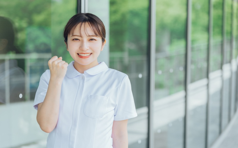 面接前に自己紹介を練習する女性看護師のイメージ