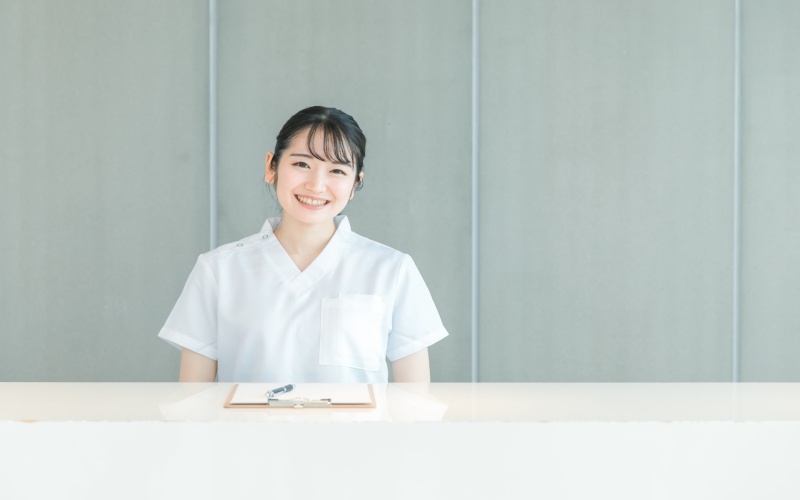 転職面接後にお礼メールの内容を確認する女性看護師のイメージ