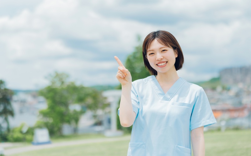 看護師の職場で情報共有から外され孤立を感じている女性のイメージ