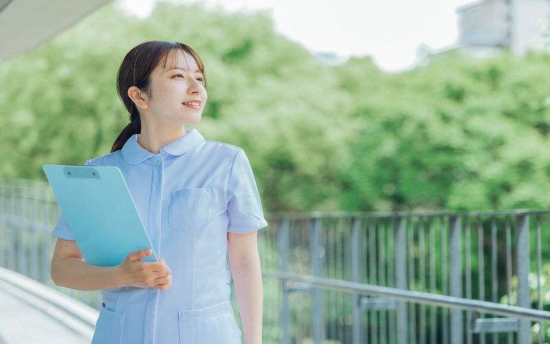転職前に職場見学をする女性看護師のイメージ