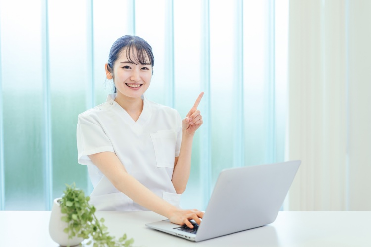職場で話しかけやすい先輩看護師に仕事について質問する女性のイメージ