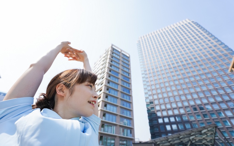 夜勤前に昼間でも仮眠しやすいよう寝室の環境を整える女性看護師のイメージ