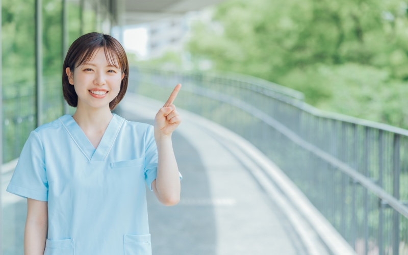 年上の後輩への指導方法について上司に相談する女性看護師のイメージ