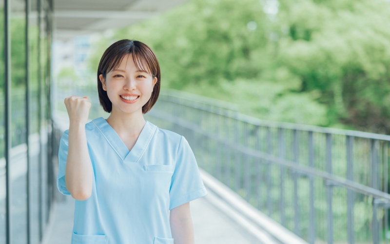 職場で無視される悩みについて上司へ相談する女性看護師のイメージ