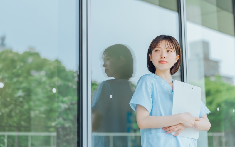 職場で無視された状況や業務への影響を記録する女性看護師のイメージ