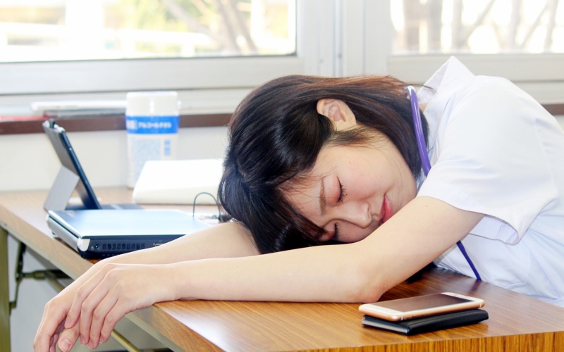夜勤前に眠れない状態が続き夜勤回数や働き方を見直す女性看護師のイメージ