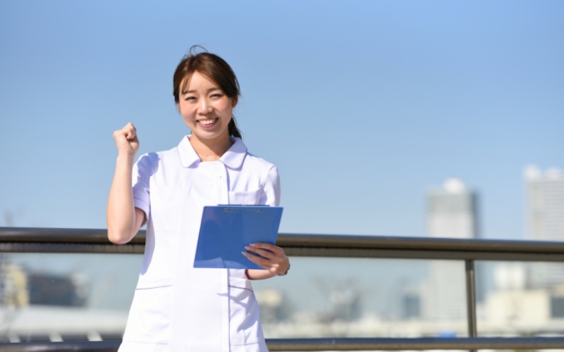 先輩に質問できない悩みについて上司へ相談する女性看護師のイメージ