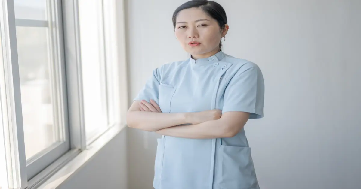 仕事量に対して給料が安いと悩む看護師のイメージ