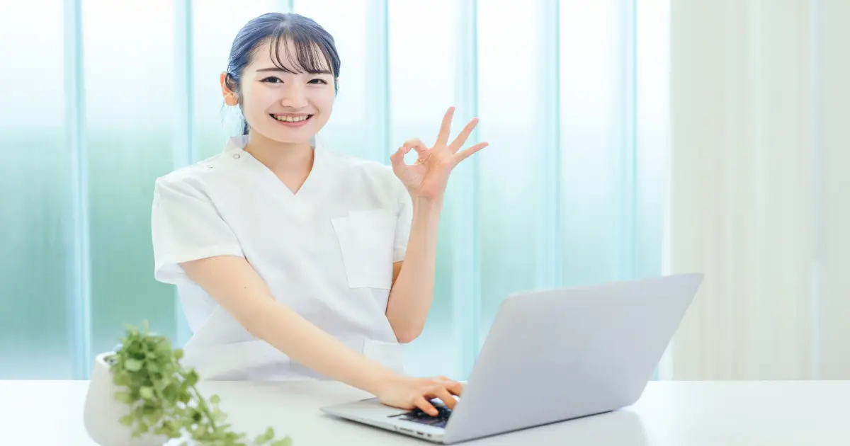 志望動機を考えながら履歴書を作成する看護師のイメージ