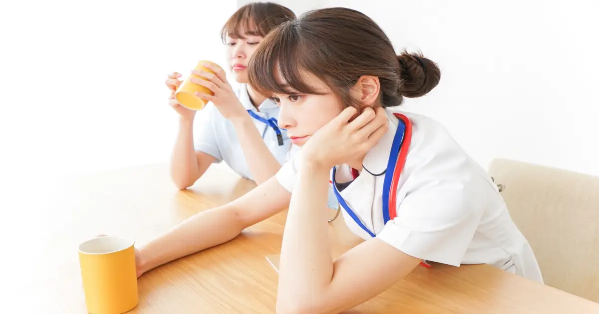職場で陰口に悩み不安を感じる看護師のイメージ