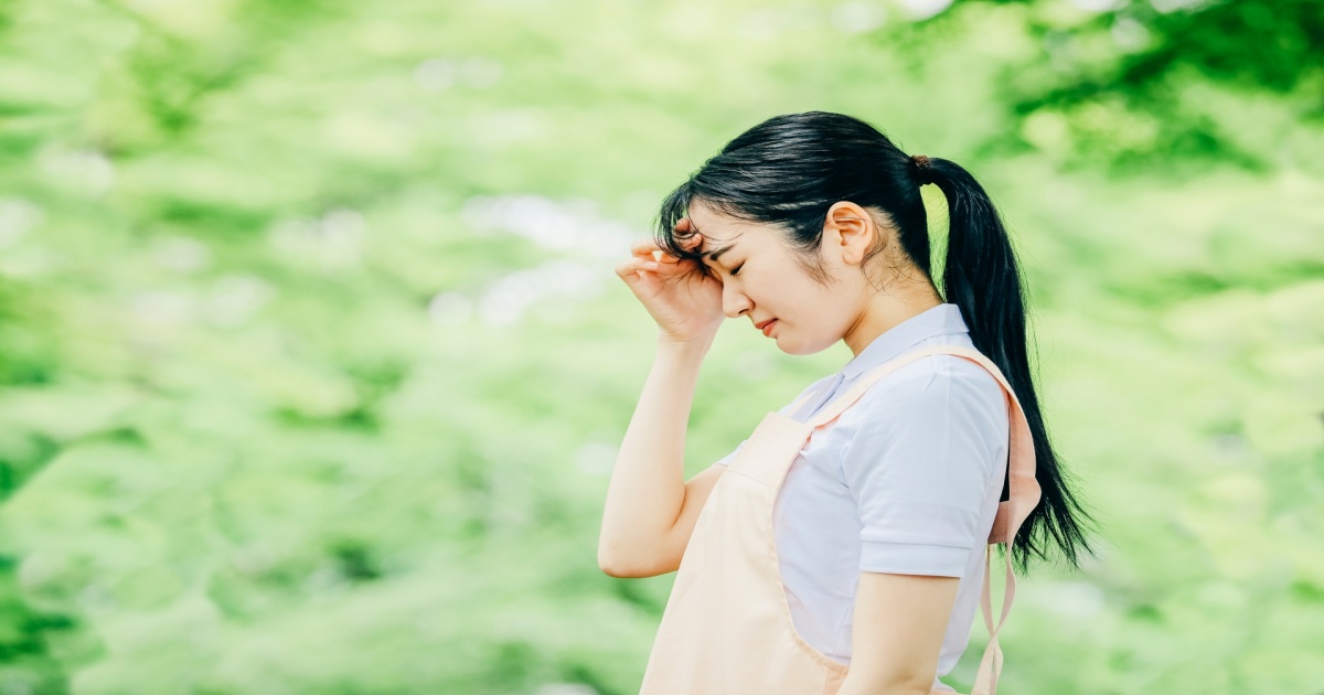 夜勤明けで疲れを感じている女性看護師のイメージ