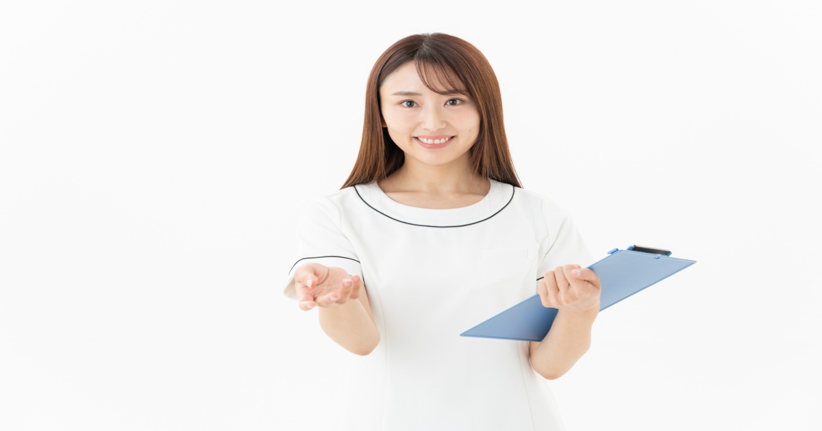 給与明細の手当を確認する女性看護師のイメージ