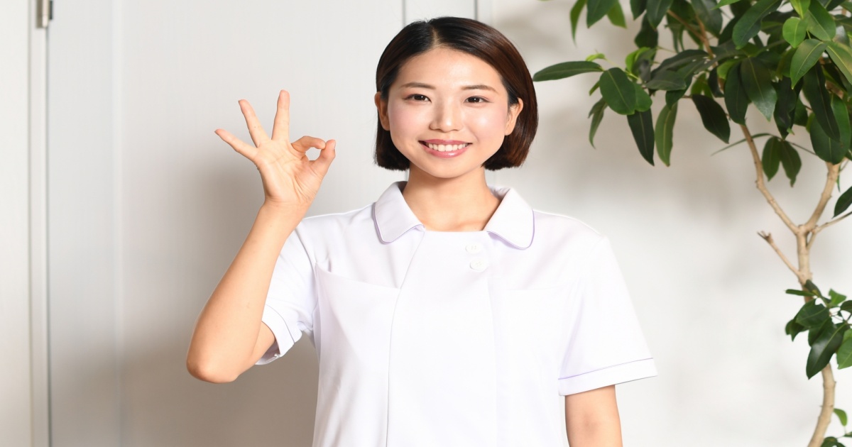 基本給が低いと感じている女性看護師のイメージ
