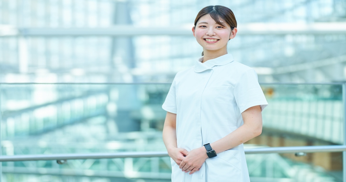 転職前に福利厚生を確認する女性看護師のイメージ
