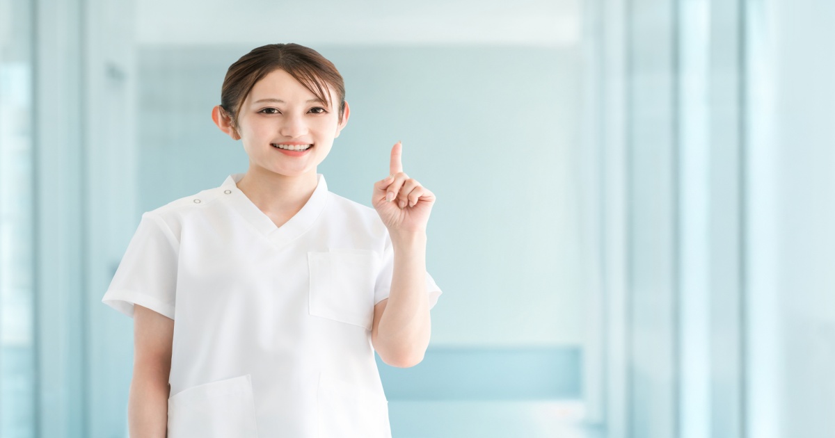 昇給制度を確認する女性看護師のイメージ